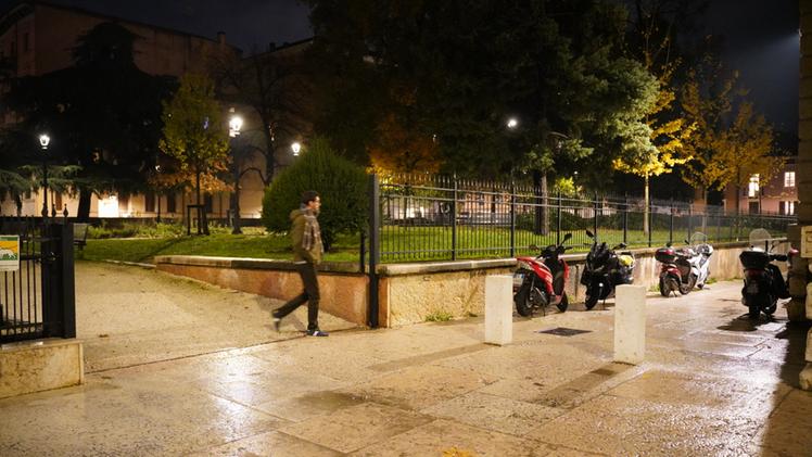 Il cameriere ventunenne è stato massacrato di botte davanti al cancello di piazza Viviani