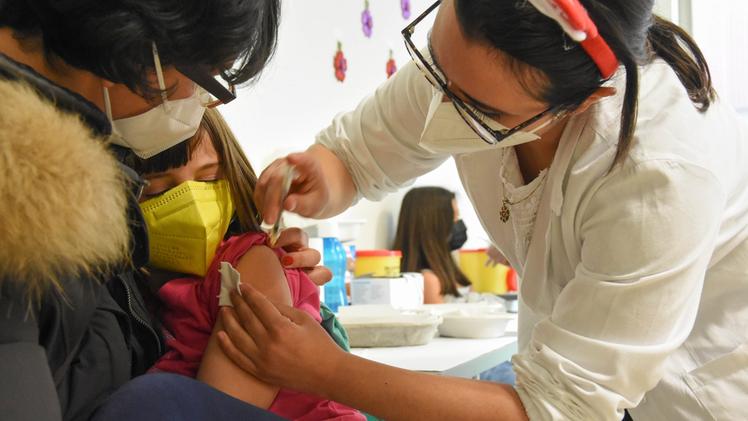 Una bimba si sottopone a vaccino antinfluenzale