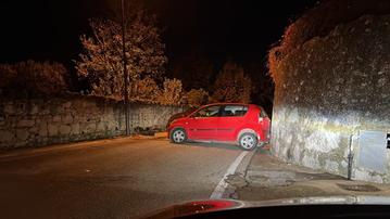 L’auto lasciata di traverso in via Cubetta a Monte di Colognola