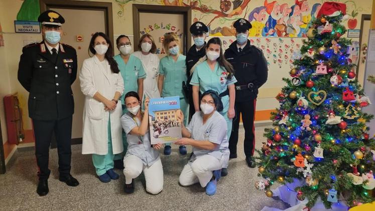 I carabinieri portano doni al reparto di pediatria del Sacro Cuore di Negrar