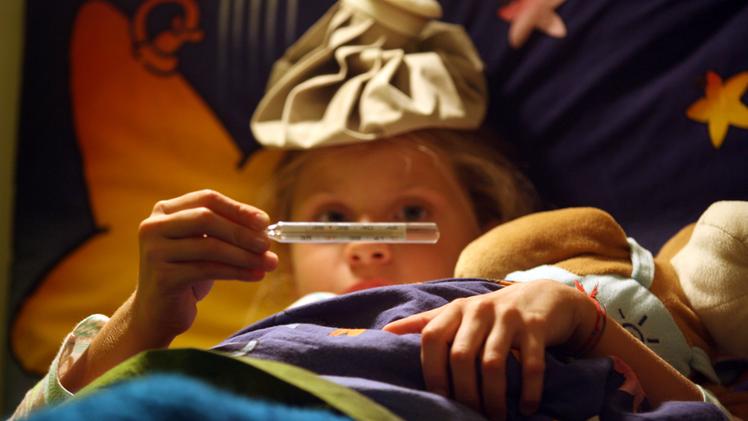 Tra i più colpiti dall'influenza ci sono i bambini: ma i contagi sono in calo in tutte le fasce d'età