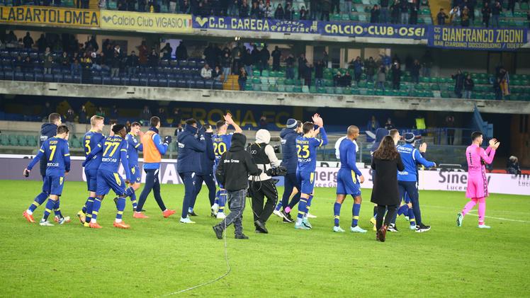 L'Hellas Verona saluta i propri tifosi dopo la vittoria sulla Cremonese