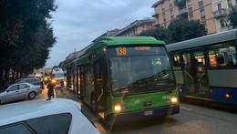 Il bus fermo su corso Porta Nuova e l'ambulanza del 118 (Pasetto)