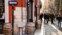 Le botti con il marchio dei produttori vinicoli sono ormai diffuse all’esterno dei locali, soprattutto nel centro storico (Marchiori)