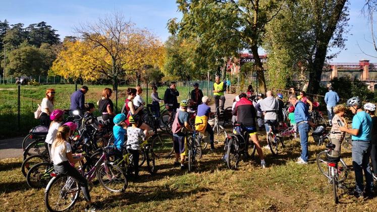 In bicicletta con la Fiab alla diga del Chievo, una delle attività proposte alla domenica lungo l'Adige dello scorso 30 ottobre