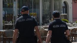 Agenti della polizia locale a Lazise in una foto d’archivio