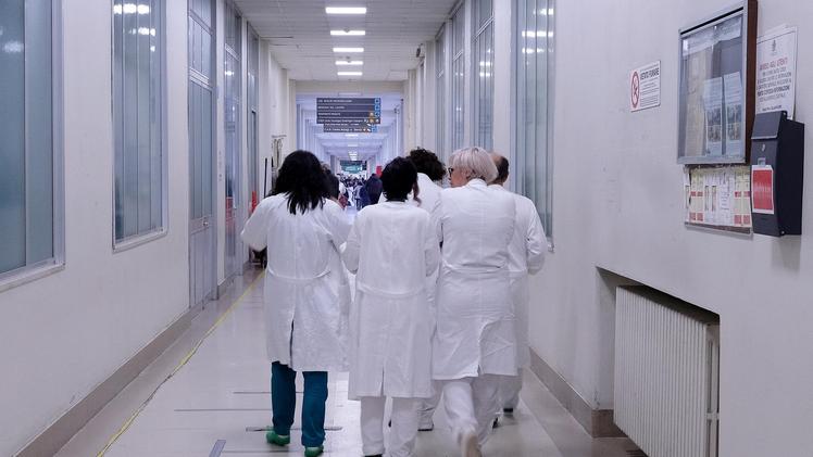 Medici ospedalieri: la carenza di camici bianchi è un’emergenza nazionale