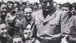 Benito Mussolini con i volontari del nuovo esercito italiano nel luglio 1944