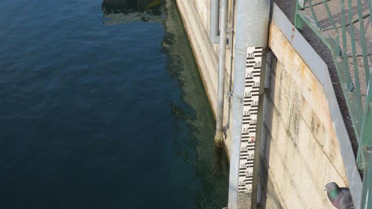 Peschiera: l’idrometro che misura il livello dell'acqua del lago di Garda