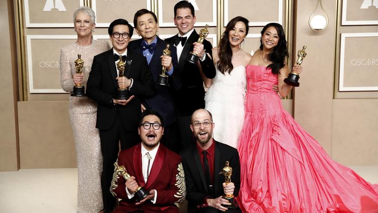 Foto di gruppo per la squadra di «Everything Everywhere All at Once»: sette Oscar per il film che ha fatto il pieno sul red carpet di Los Angeles
