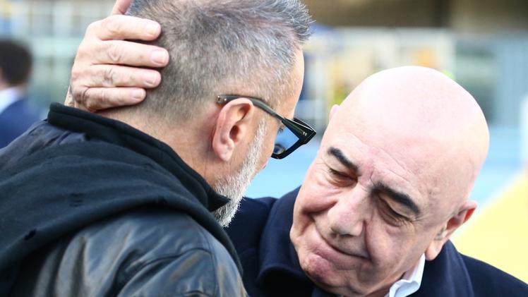 L’ abbraccio consolatorio  di Adriano Galliani a Maurizio Setti (FotoExpress) e quello di Caprari a Veloso  a fine della partita pareggiata col Monza