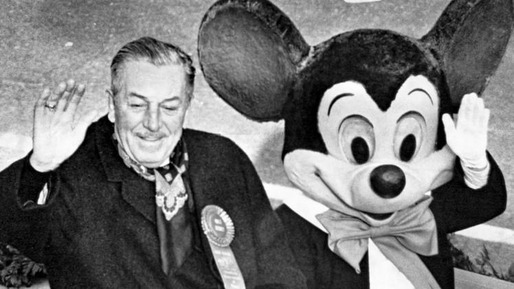 Walter Elias Disney (1901-1966) con il suo personaggio più famoso, Mickey Mouse
