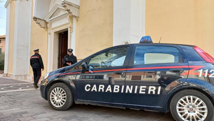 I carabinieri davanti a una delle chiese in cui è avvenuto il furto