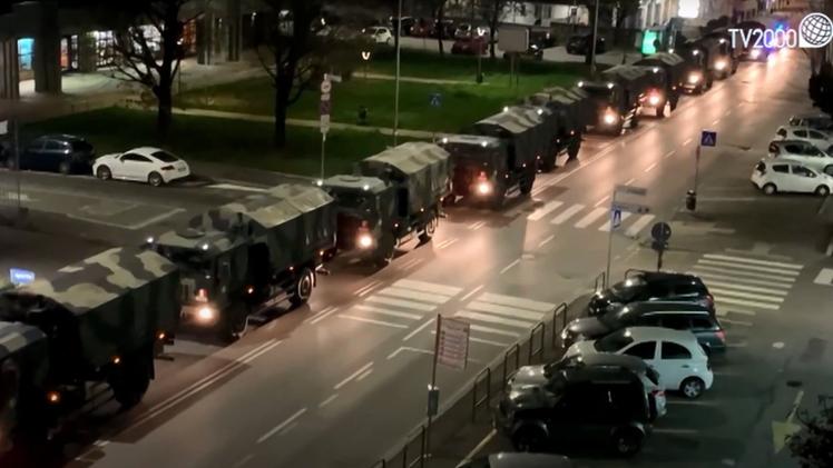 La colonna di camion militari carichi di bare dei defunti per Covid in uscita da Bergamo