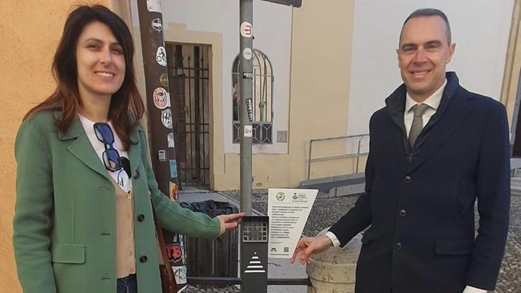 L’assessore all’ambiente Veronica Paon e il sindaco Alessandro Gardoni accanto a uno “smokers point”