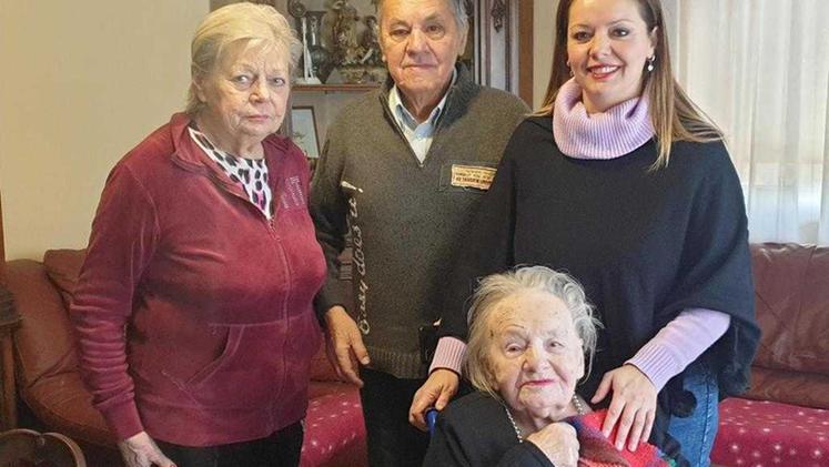 Severina Chiurato, 110 anni, attorniata dai suoi famigliari nel giorno del suo compleanno (Foto M.M.)