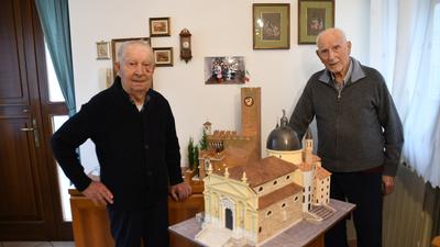 Galliano e Angelo Bovo: il primo mostra i suoi modellini di edifici che costruisce con estrema precisione