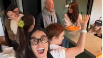 Un fermo immagine del video pubblicato da Demi Moore su Instagram. Bruce Willis ha festeggiato il compleanno con gli affetti più cari. L'attore soffre di una grave forma di demenza